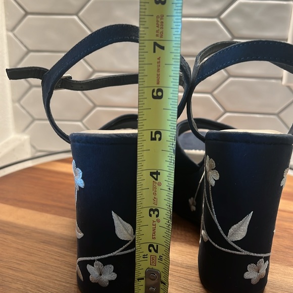 MIA Platform Embroidered Wedges ( size 8.5 ) - Picture 4 of 9